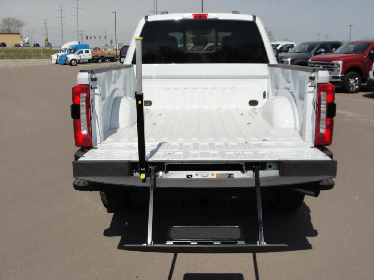 2024 Ford F-350 | Photo 15 of 17
