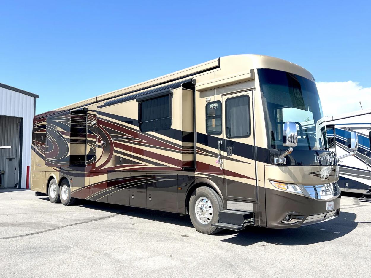 2015 Newmar London Aire 4553 | Photo 1 of 23