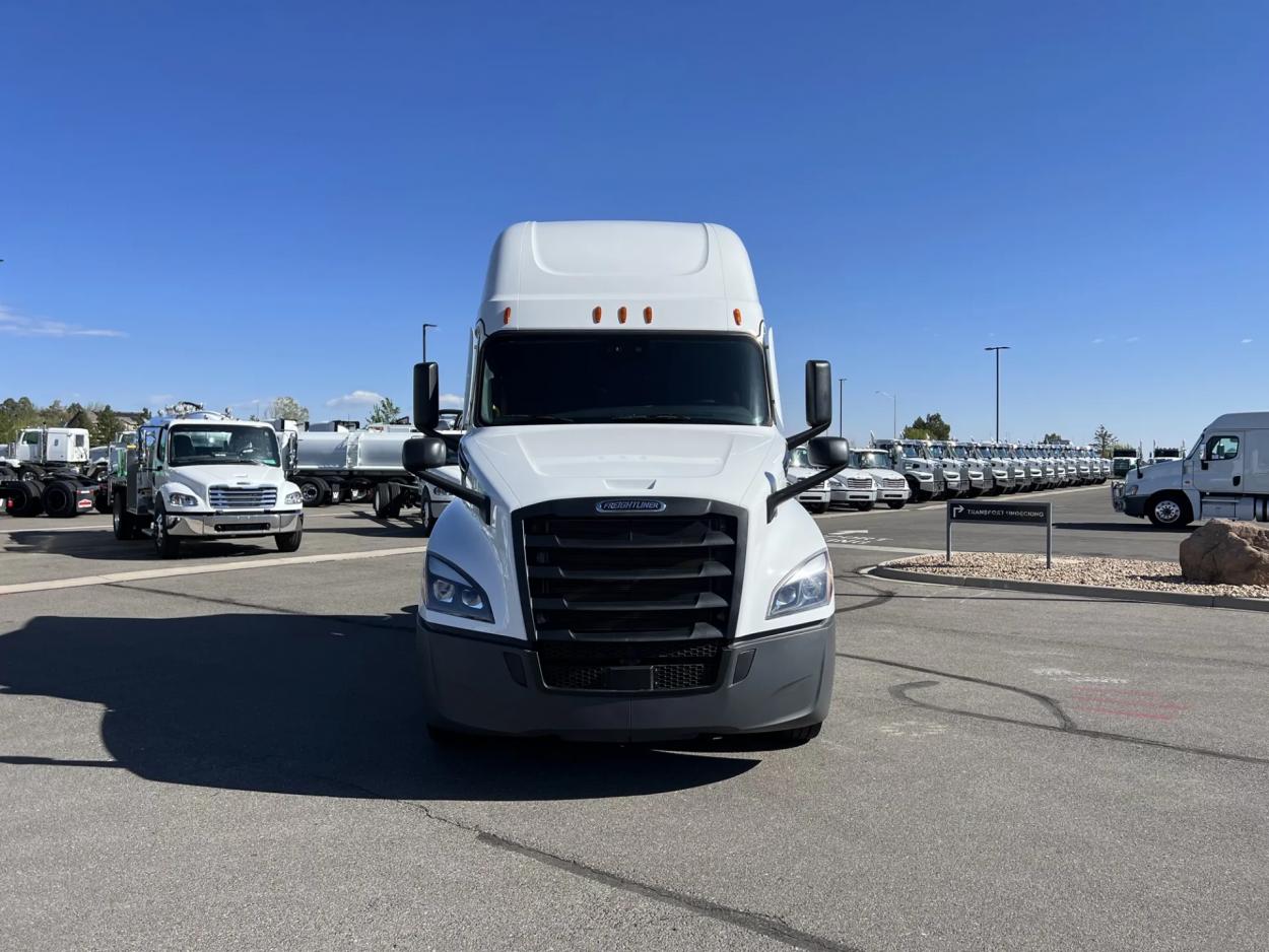 2024 Freightliner Cascadia 126 | Photo 2 of 19
