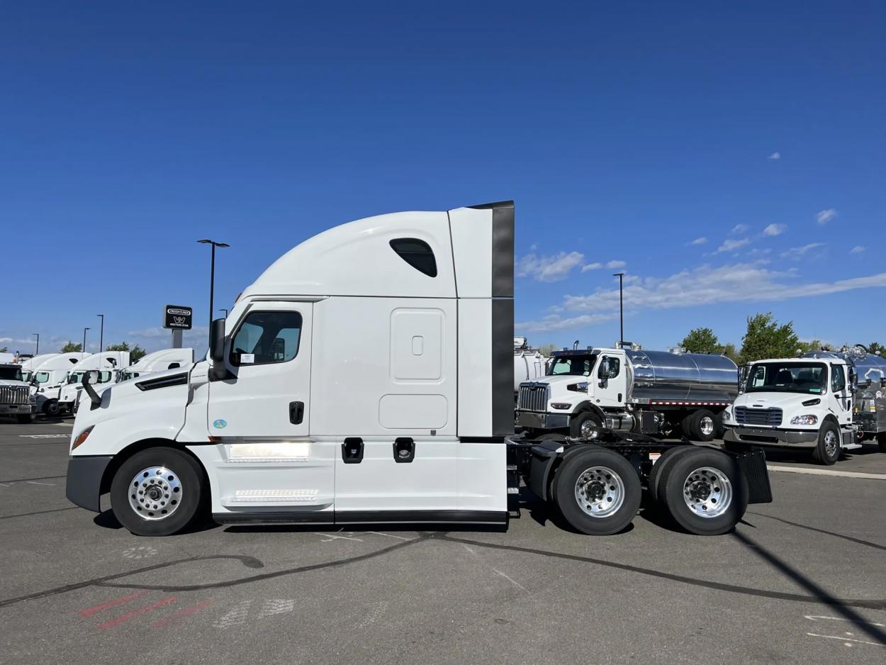 2024 Freightliner Cascadia 126 | Photo 4 of 19