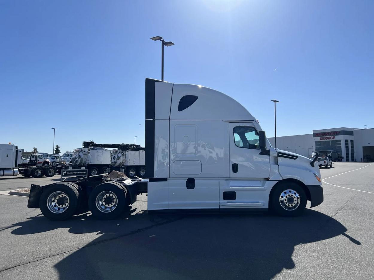 2024 Freightliner Cascadia 126 | Photo 5 of 19