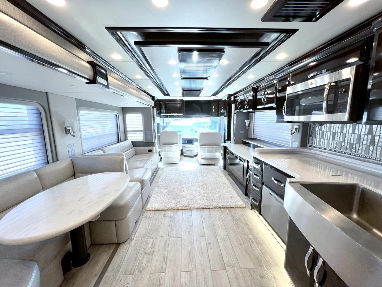 2017 Newmar King Aire 4519 | Photo 4 of 37