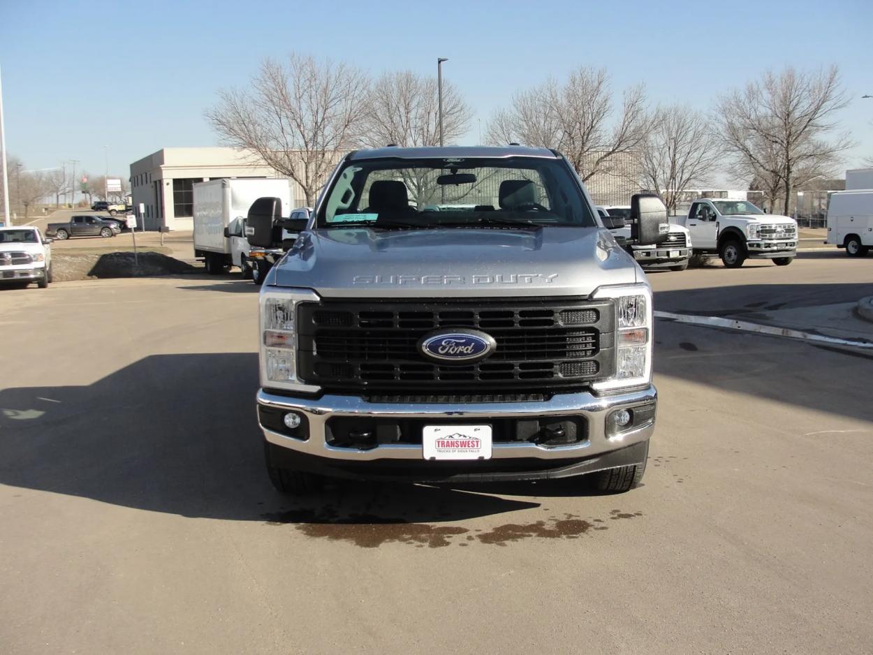 2024 Ford F-350 | Photo 8 of 10