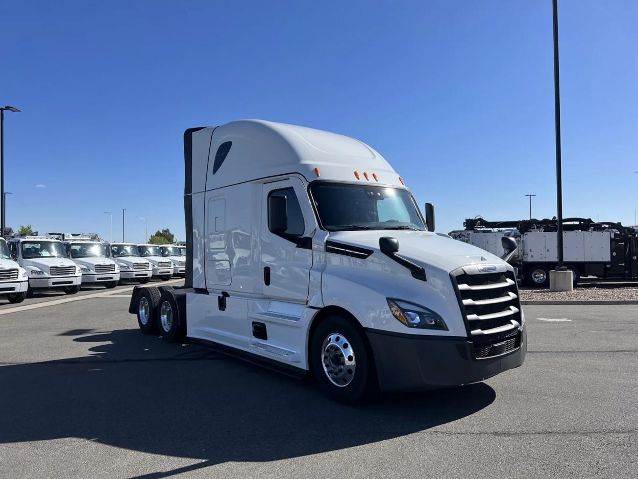 2024 Freightliner Cascadia 126 | Photo 3 of 19