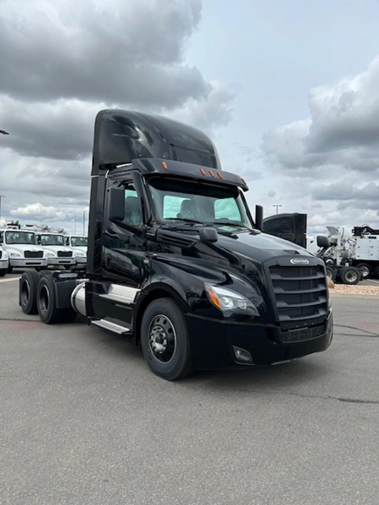 2024 Freightliner Cascadia 126 | Photo 3 of 15