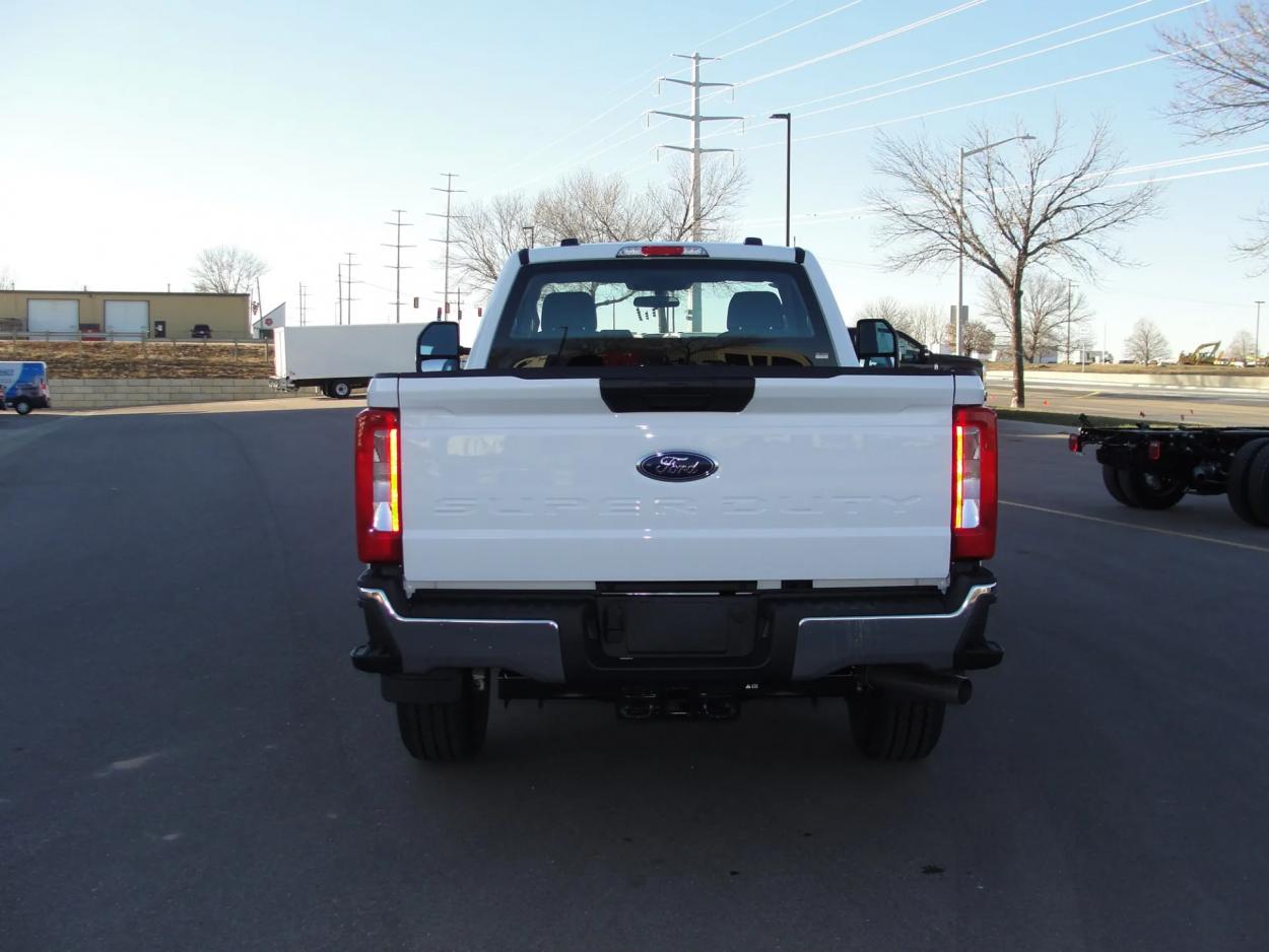 2024 Ford F-350 | Photo 4 of 11
