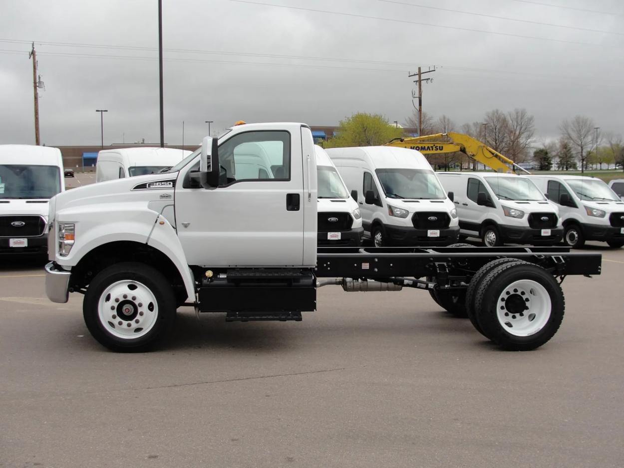 2025 Ford F-650 | Photo 4 of 23