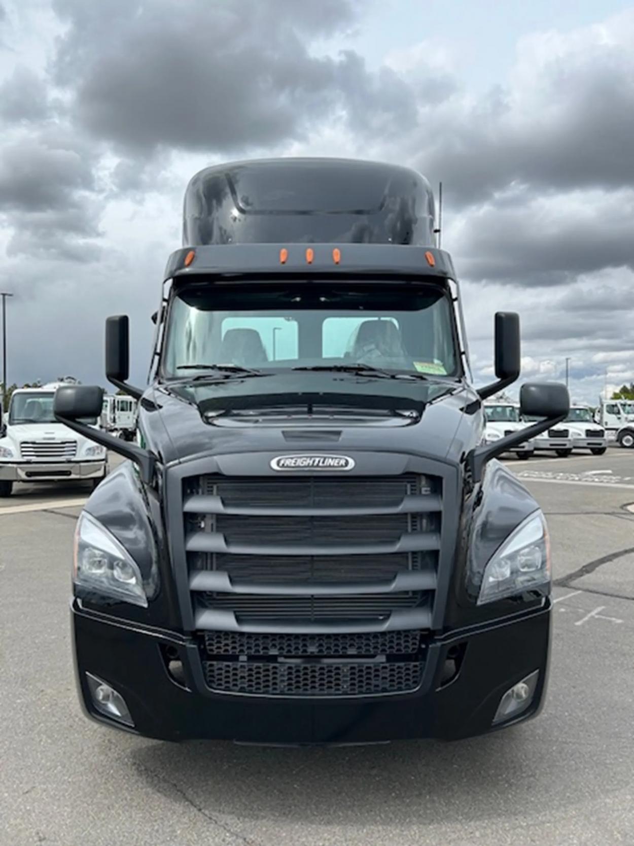 2024 Freightliner Cascadia 126 | Photo 2 of 15