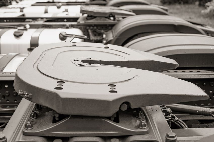 Fifth wheel coupling on a semi trailer