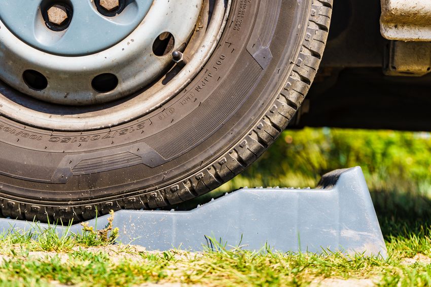 Leveling block beneath a tire