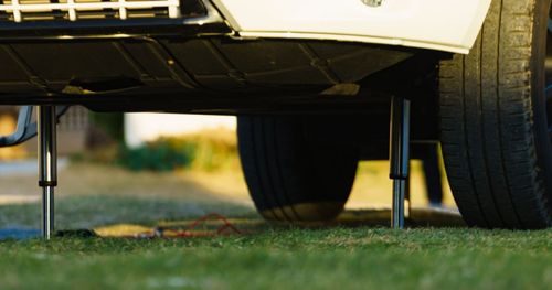 Hydraulic leveling system under a camper