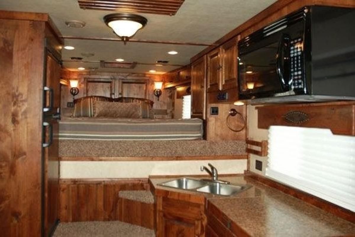 Logan Coach 7’3″ Living Quarters