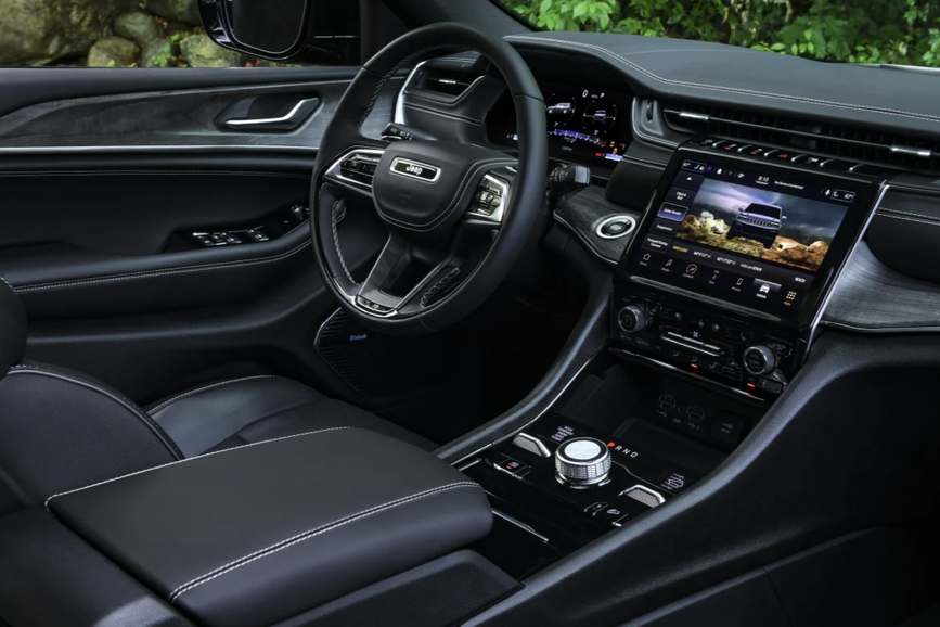 Image of the heated seats in a 2025 Grand Cherokee L Altitude X 4X4