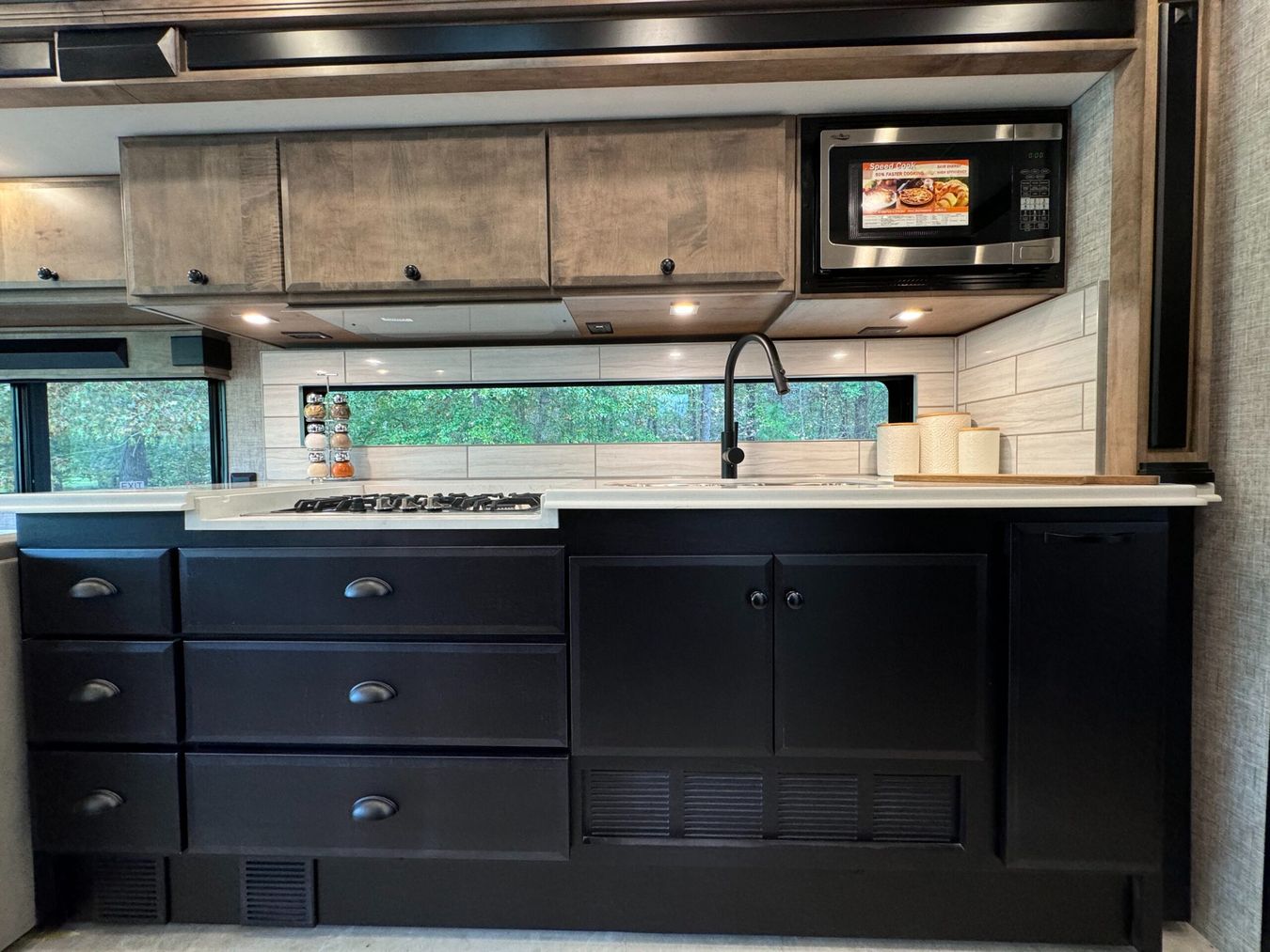 Inside image of the 2025 Tiffin Allegro Breeze 