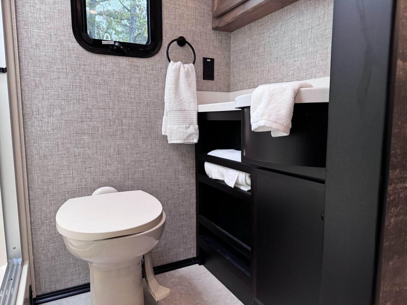 Inside image of the 2025 Tiffin Allegro Breeze 