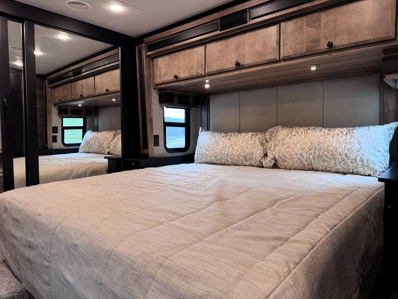 Inside image of the 2025 Tiffin Allegro Breeze 