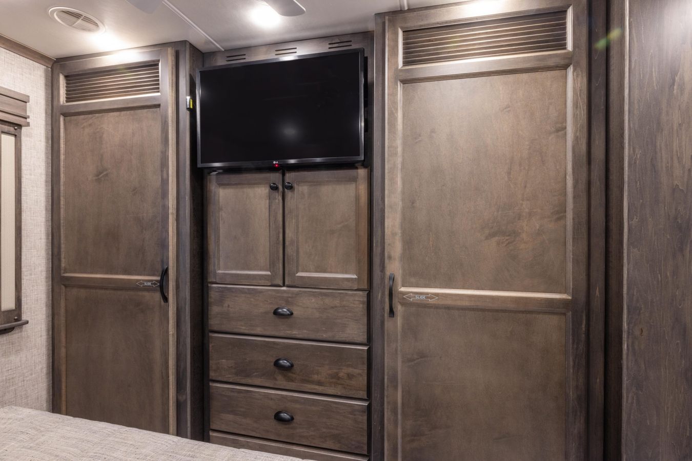 Outside image of the 2025 Tiffin Allegro Bay