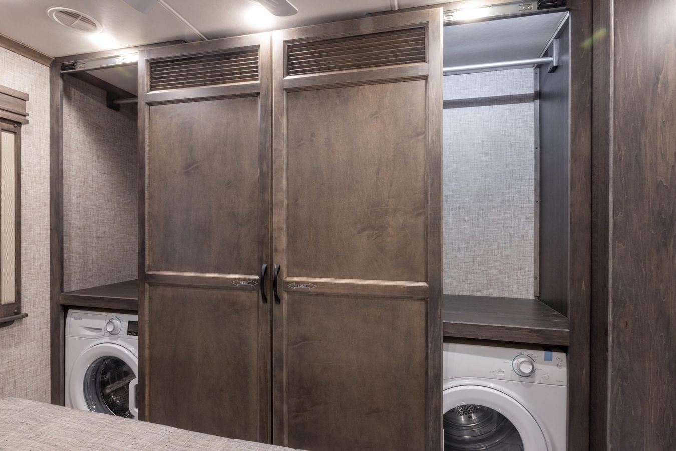 Outside image of the 2025 Tiffin Allegro Bay