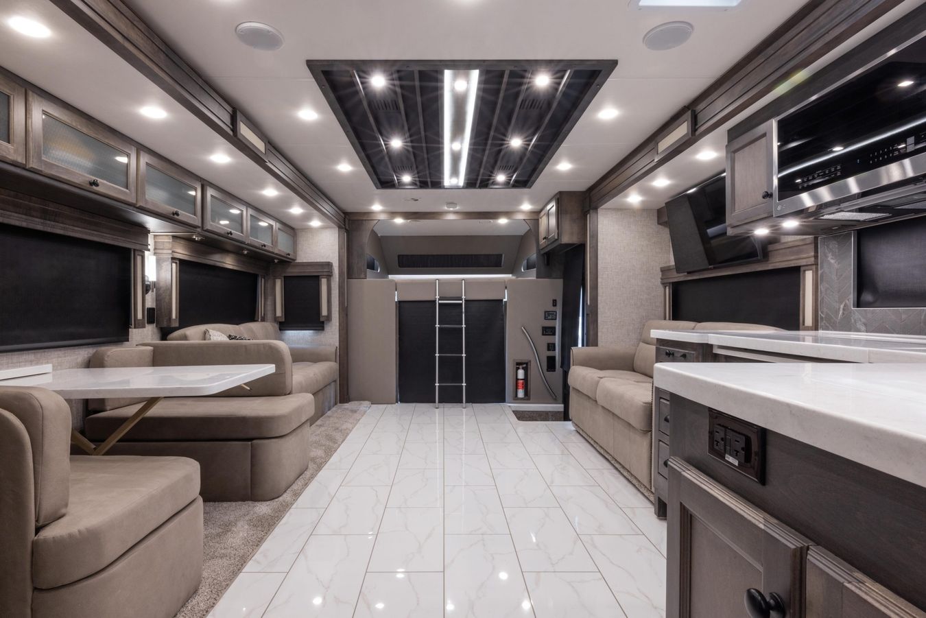 Outside image of the 2025 Tiffin Allegro Bay