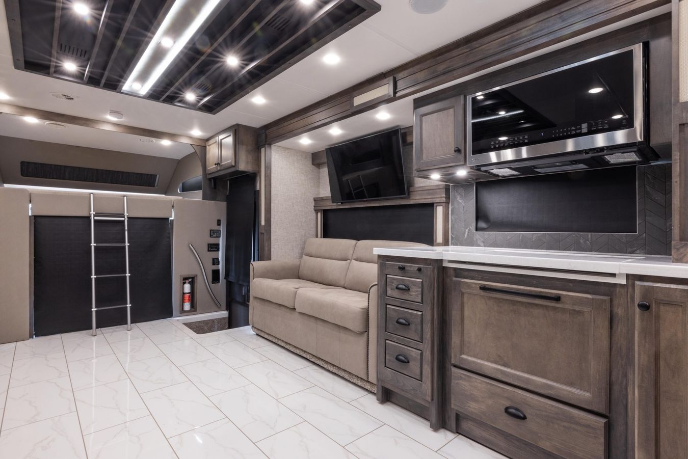 Outside image of the 2025 Tiffin Allegro Bay