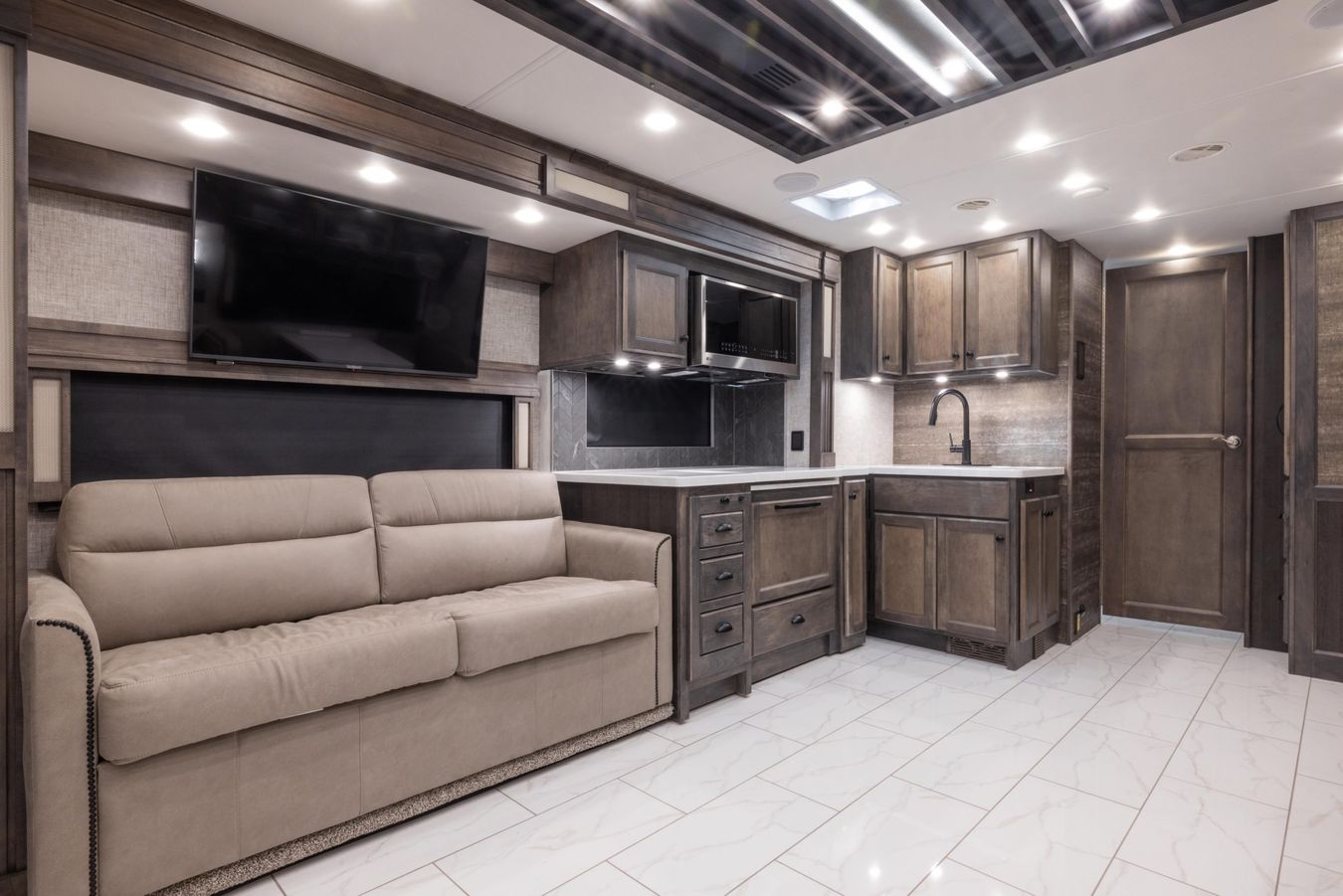 Outside image of the 2025 Tiffin Allegro Bay