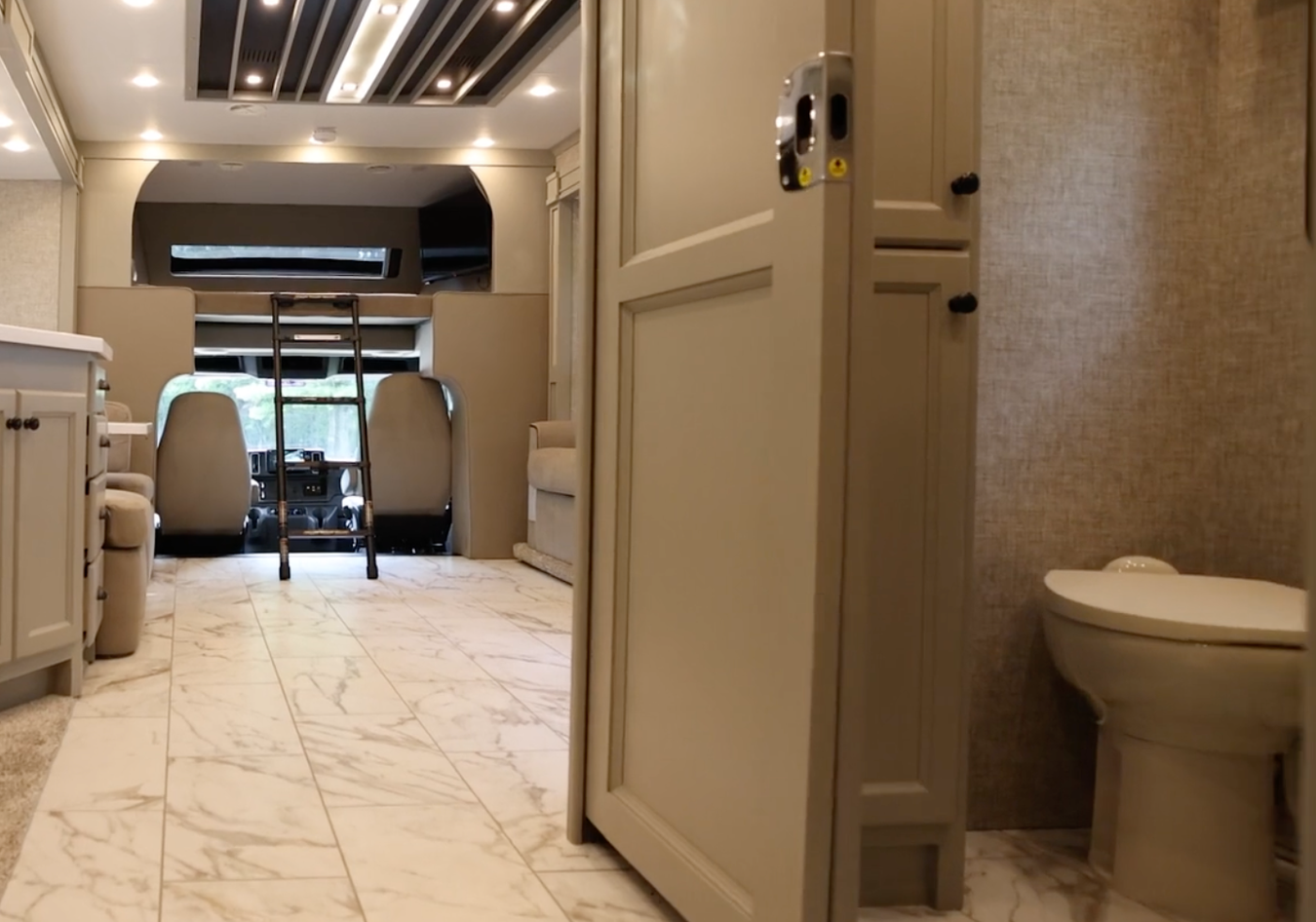 Outside image of the 2025 Tiffin Allegro Bay