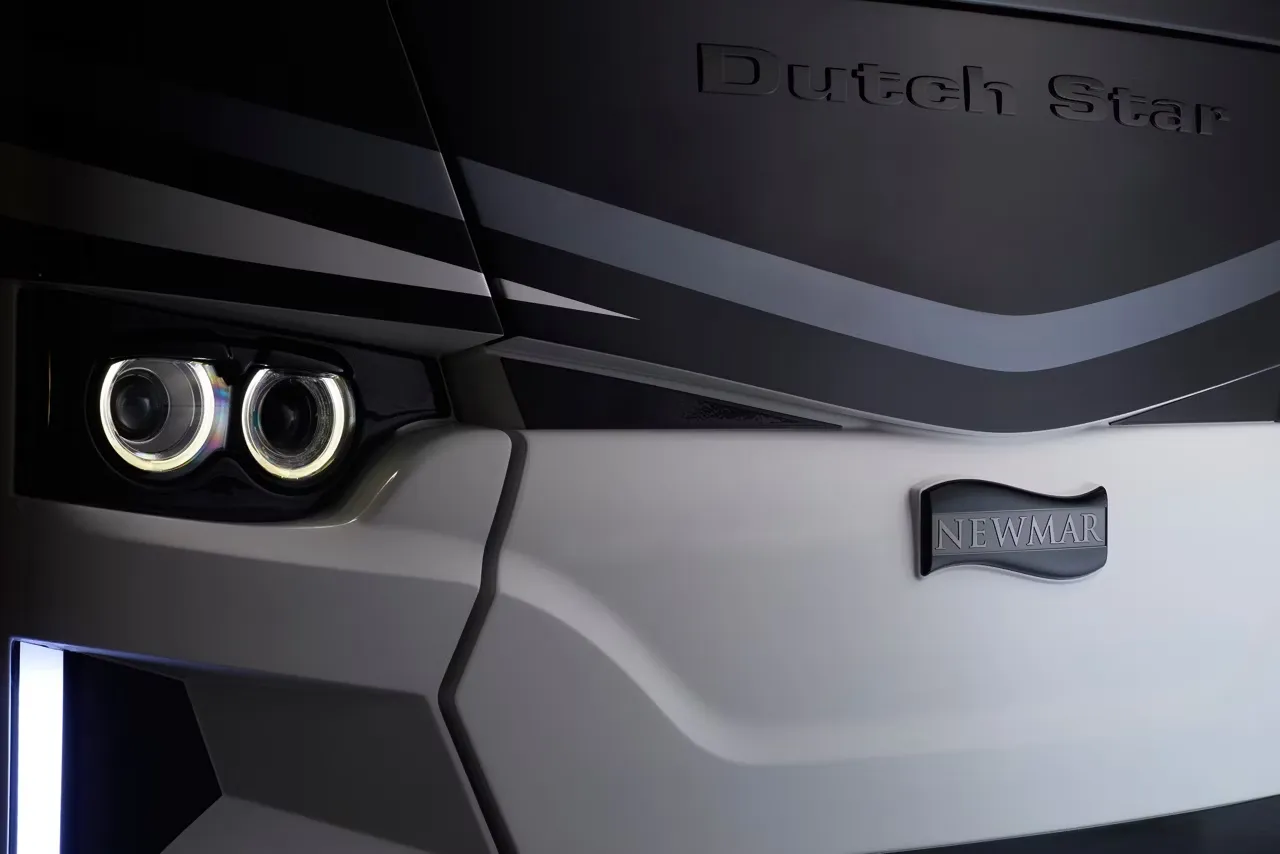 Front beauty shot of a Newmar Dutch Star