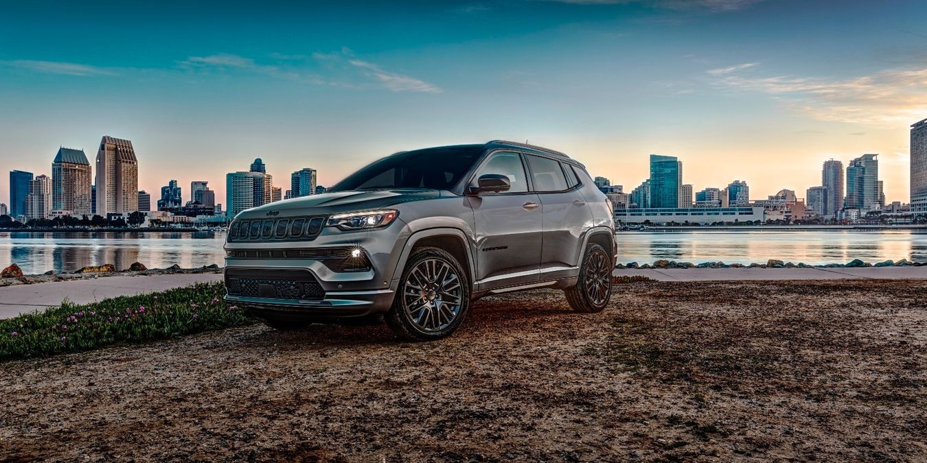 2025 Grand Cherokee L Altitude X in front of city scape