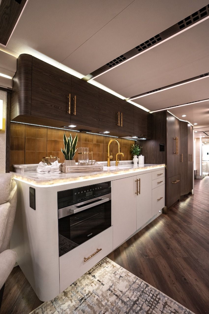 Emerald Luxury Coaches Exterior