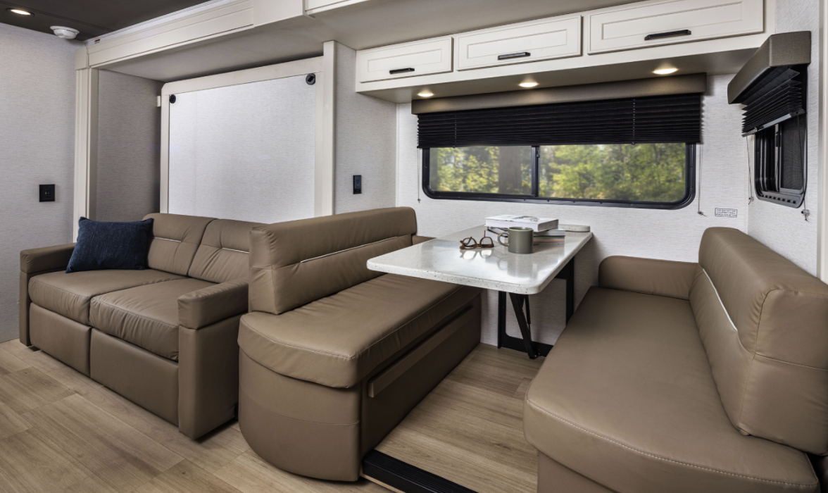 2027 Renegade Villagio dining area