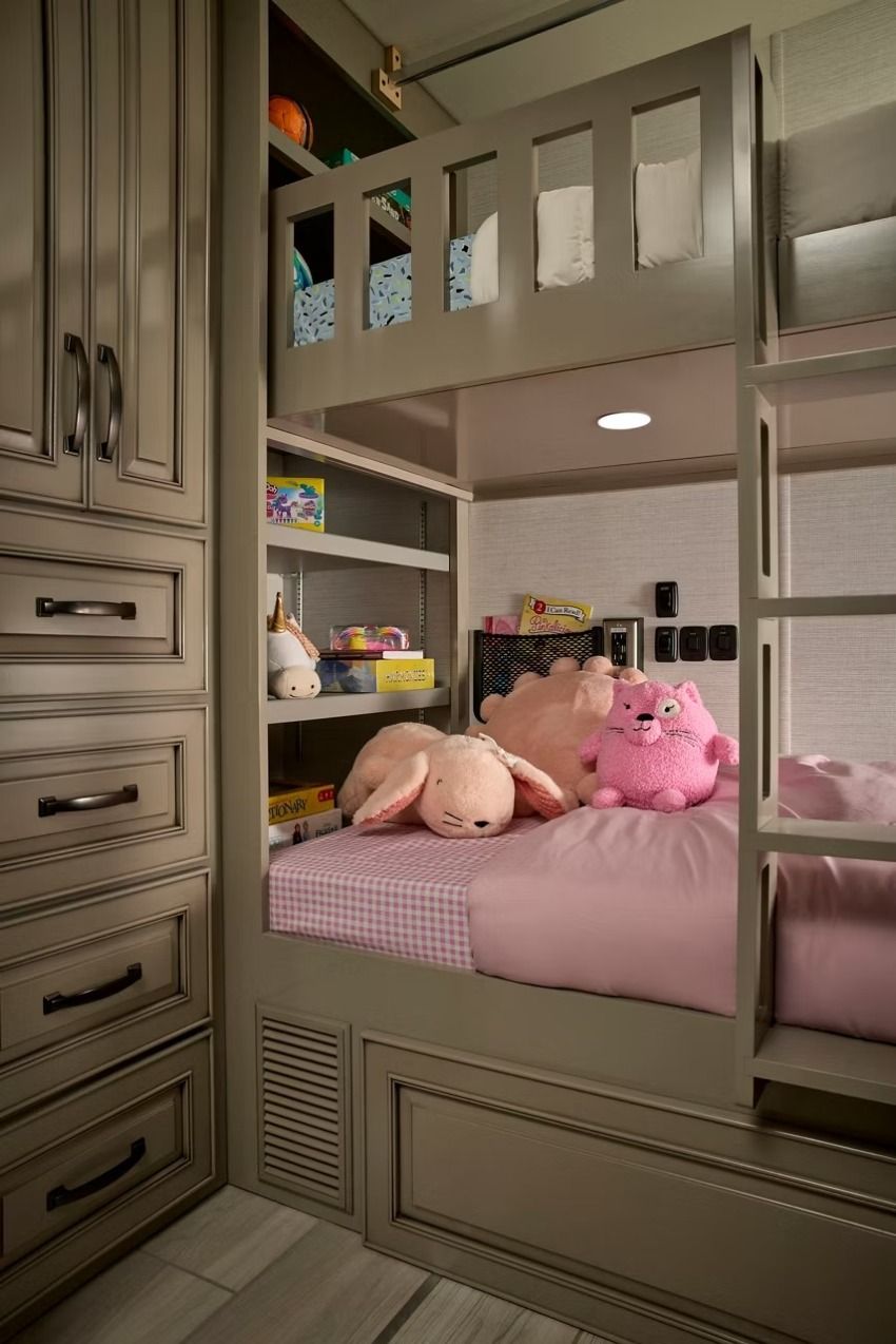 2027 Newmar Dutch Star bedroom