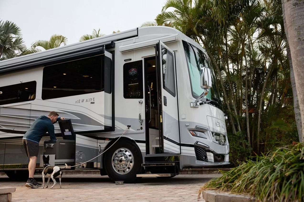 Side external image of the 2027 Newmar New Aire