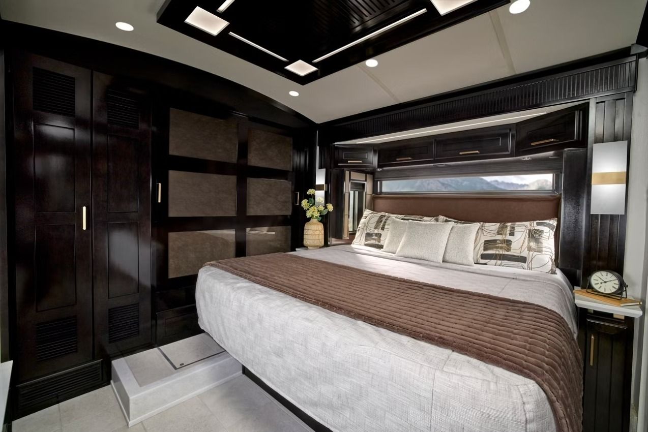 2027 Newmar New Aire bedroom