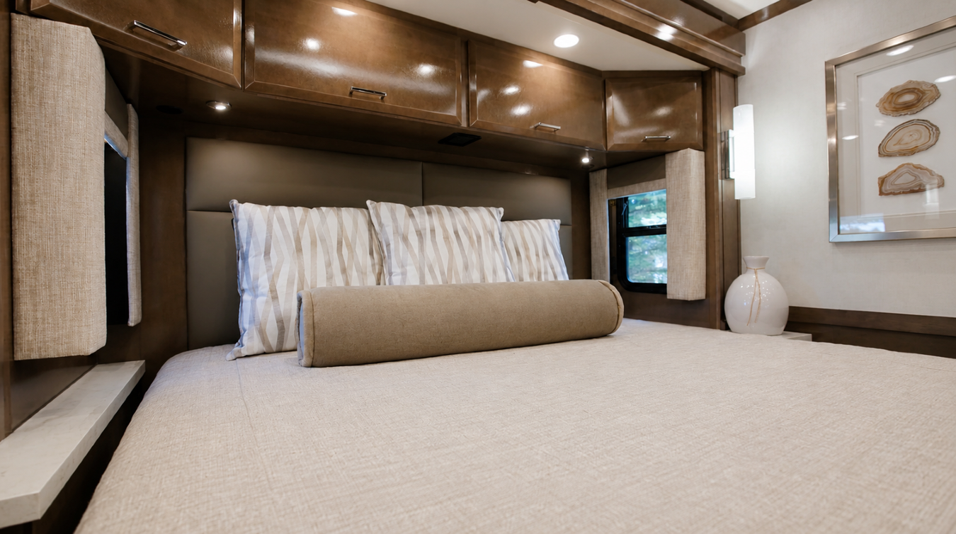 2027 Newmar Mountain Aire bedroom