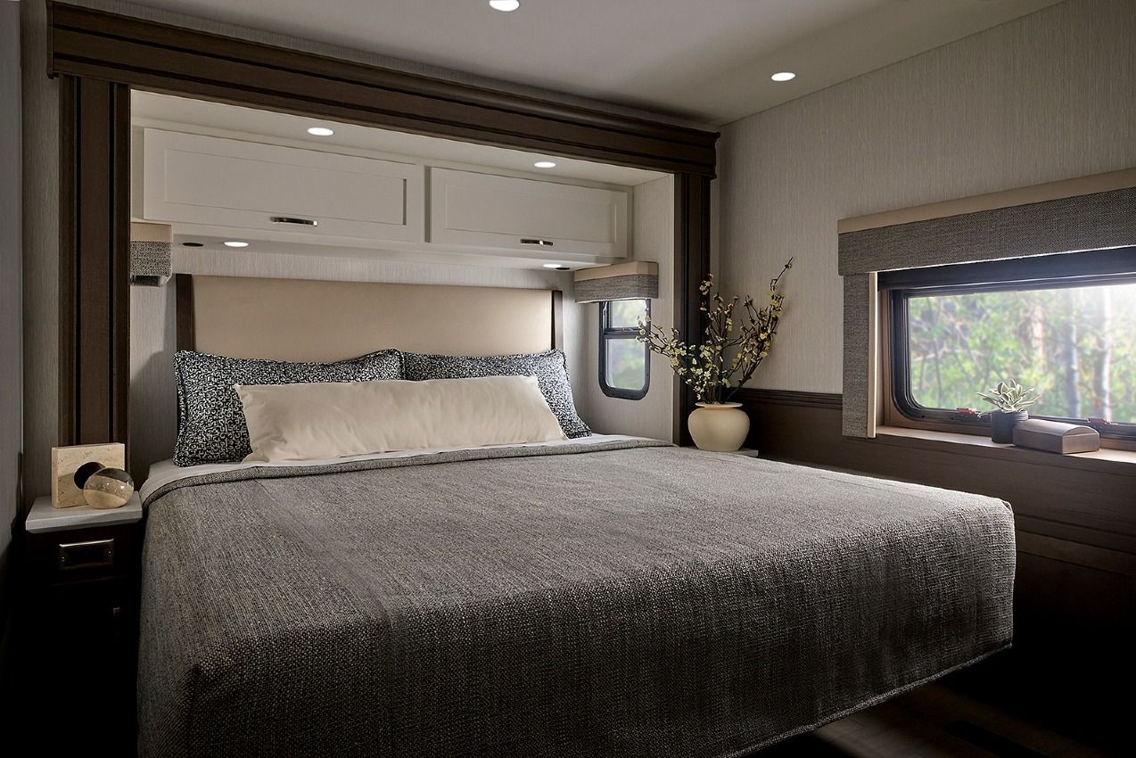 2027 Newmar Grand Star bed