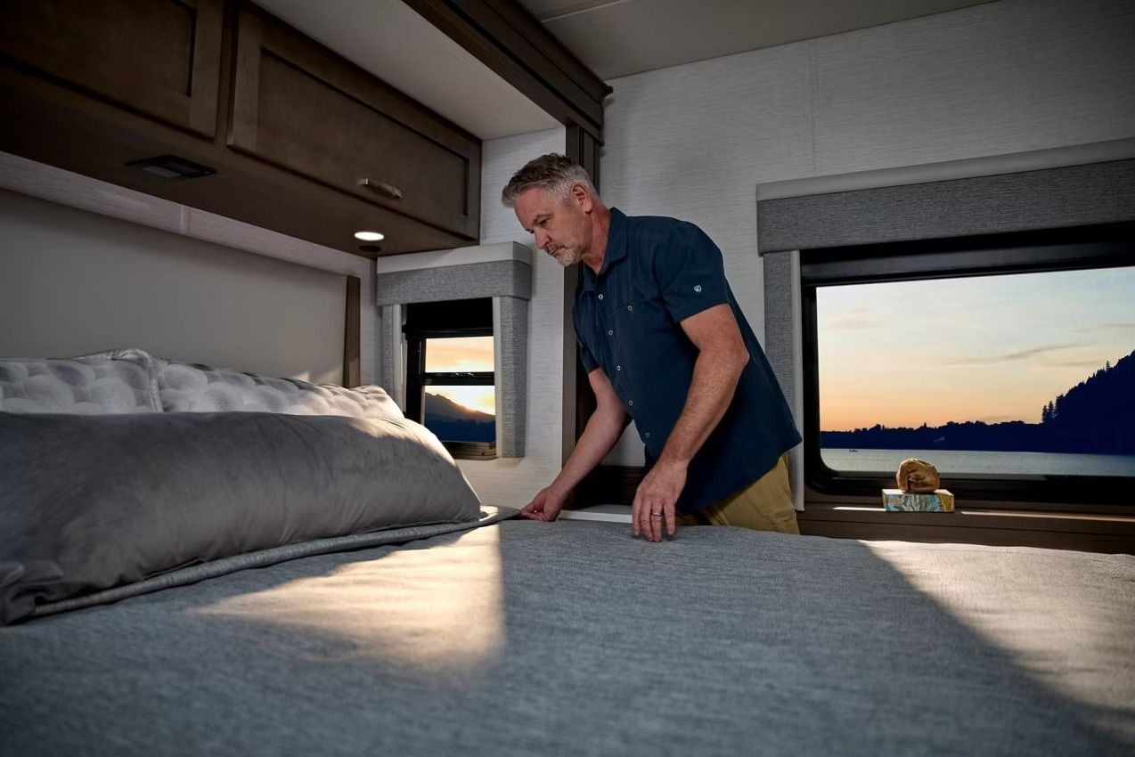 2027 Newmar Bay Star bedroom