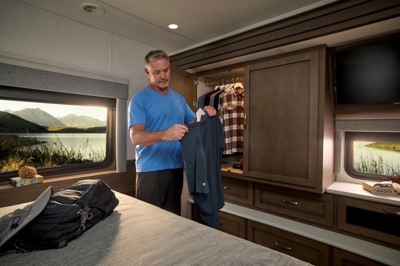 2027 Newmar Bay Star bedroom closet