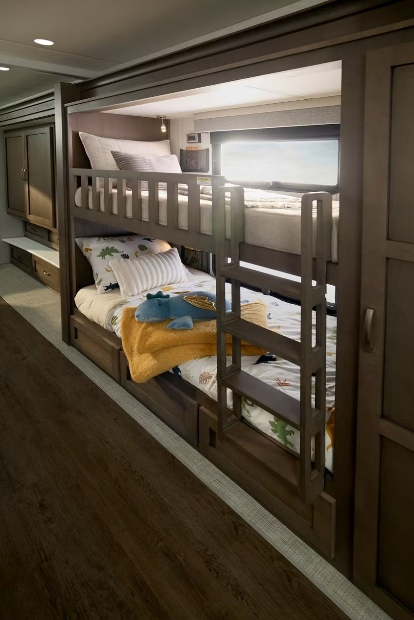 2027 Newmar Bay Star bunk bed