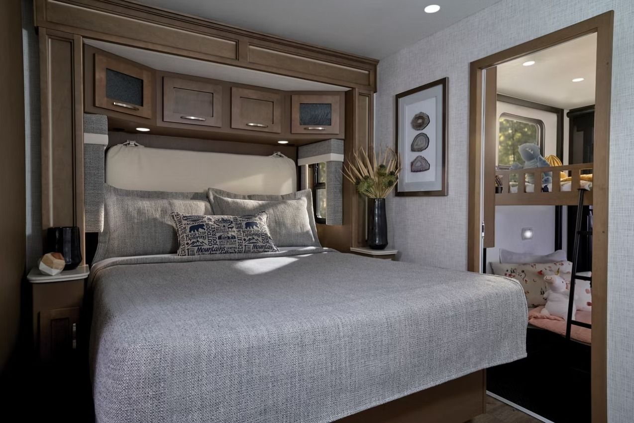 2027 Newmar Canyon Star bed