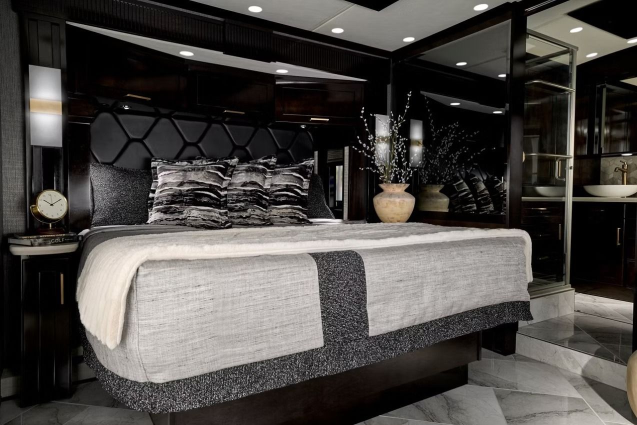 2027 Newmar Essex bed