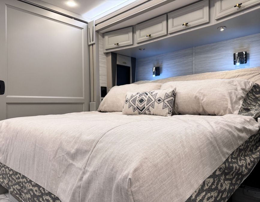  2027 Tiffin Allegro Bus bed