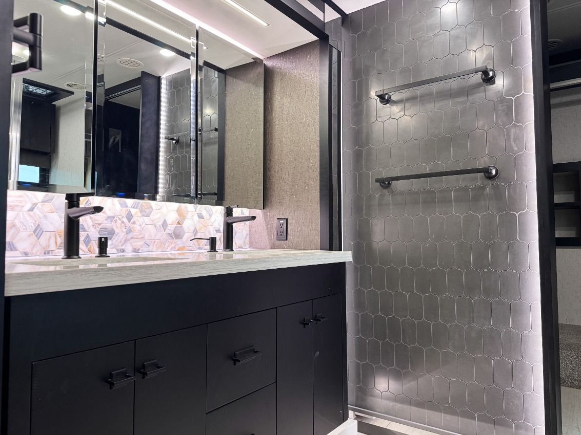 Tiffin Zephyr bathroom