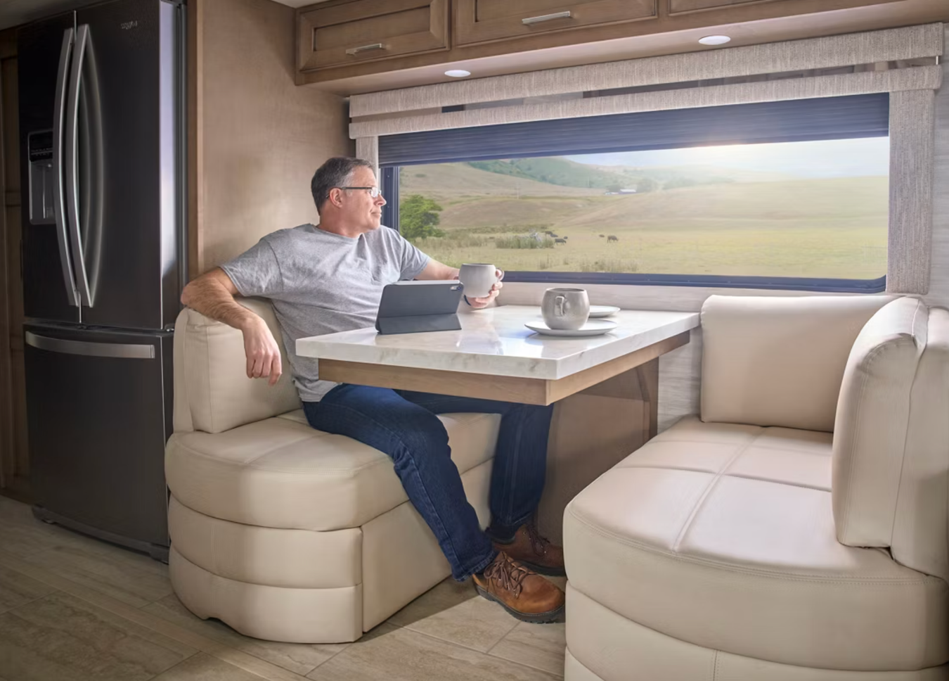 2026 Newmar Supreme Aire dinette