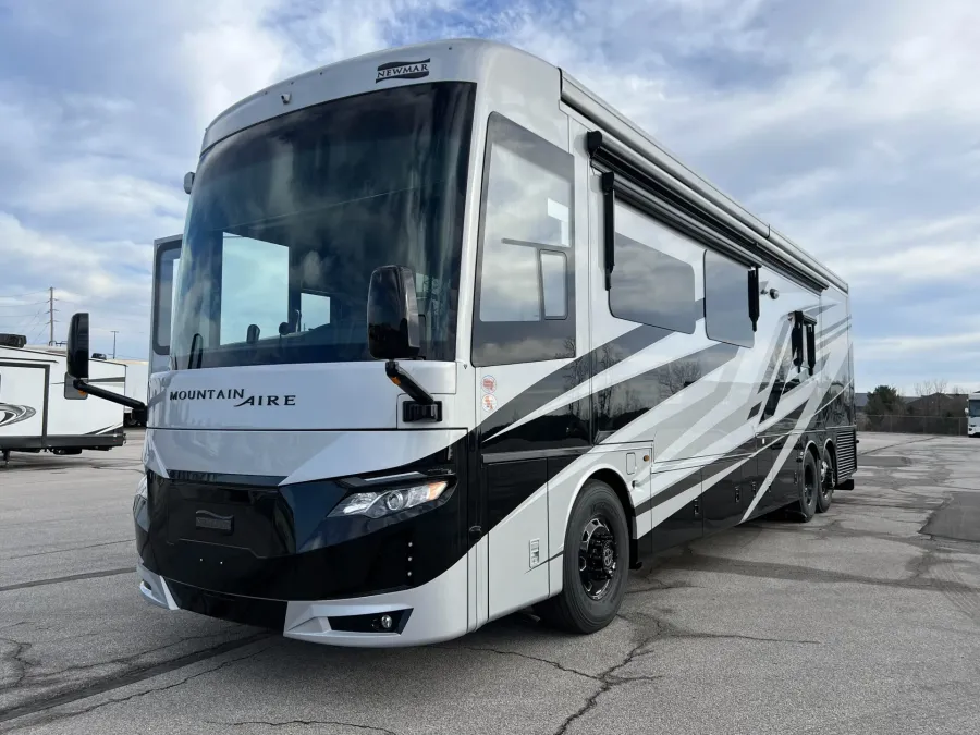 2026 Newmar Mountain Aire 4118 | Photo 9 of 44