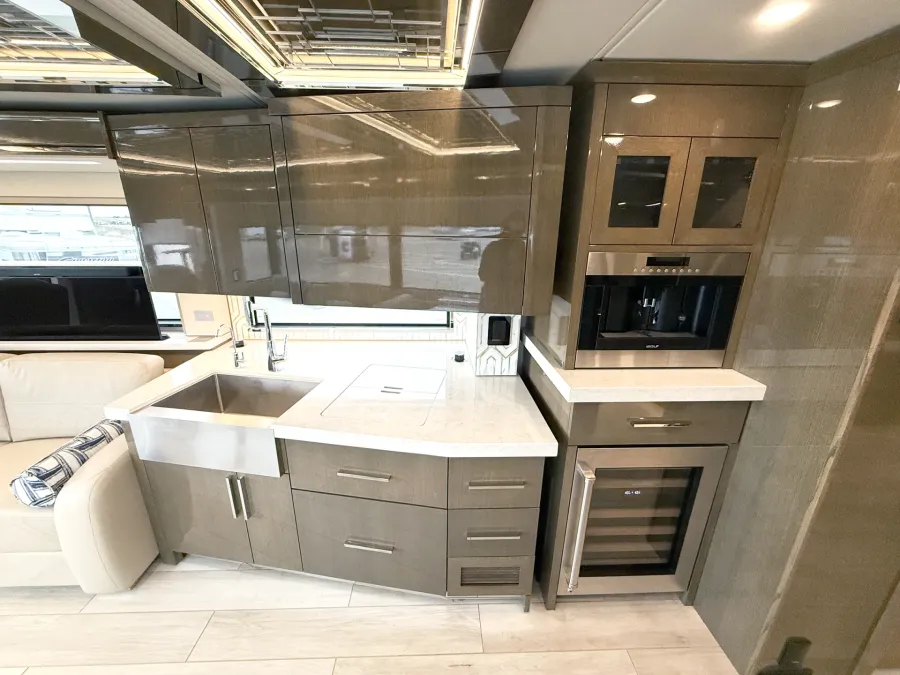 2024 Newmar King Aire 4596 | Photo 10 of 31