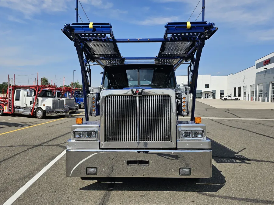2022 Western Star 4900FA | Photo 2 of 27