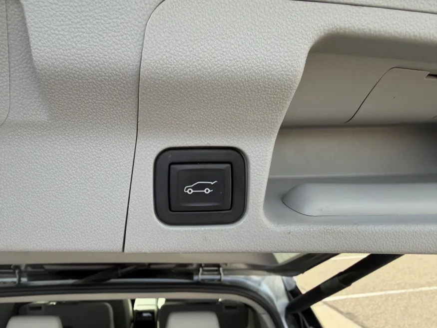 2023 GMC Acadia SLT | Photo 9 of 24