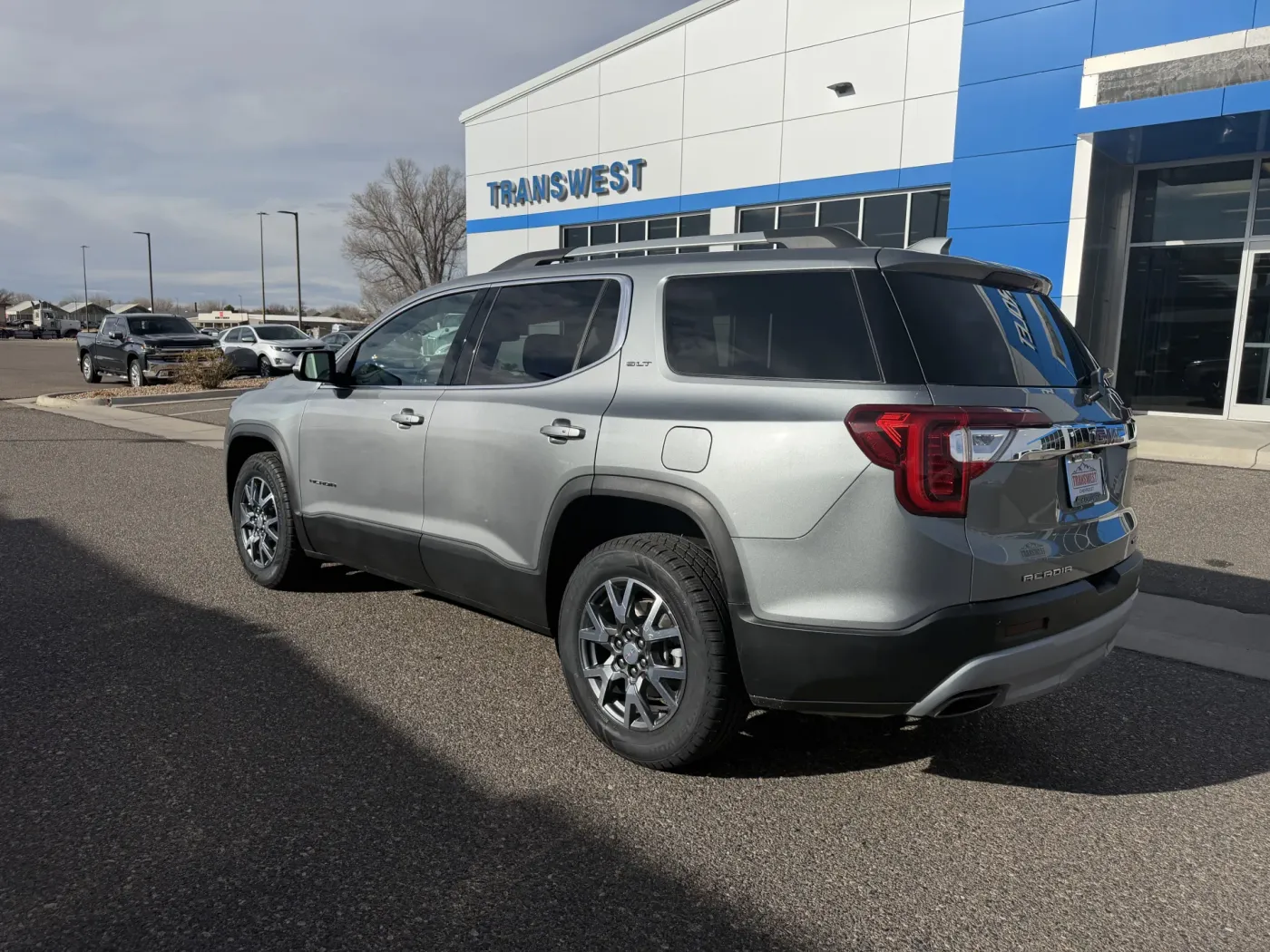 2023 GMC Acadia SLT | Photo 2 of 24