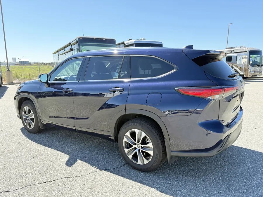 2021 Toyota Highlander XLE | Photo 12 of 22