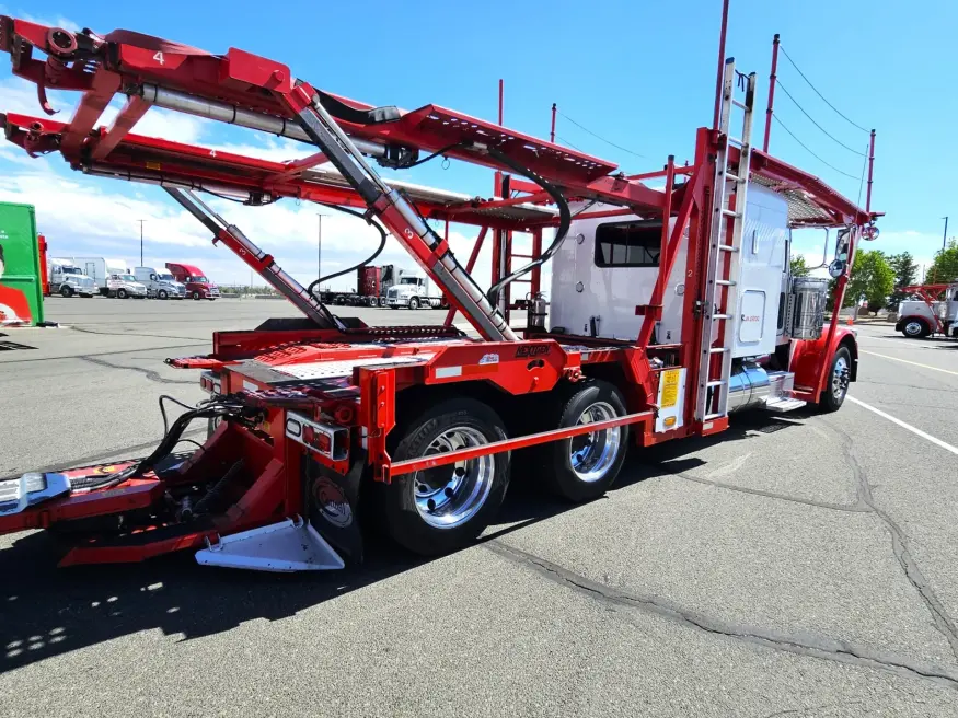 2018 Peterbilt 389 | Photo 5 of 35